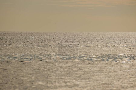 Foto de Hermosa playa junto al mar con arena blanca y olas en verano - Imagen libre de derechos
