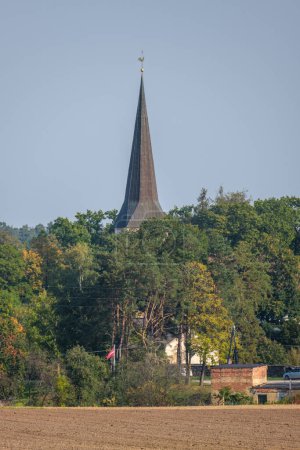 Foto de Vista panorámica de la ciudad de Jaunpils en Letonia en suumer - Imagen libre de derechos