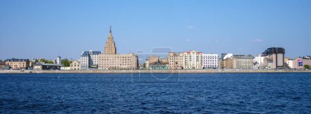 Foto de Vista panorámica de la ciudad de Riga en Letonia sobre el río Daugava - Imagen libre de derechos