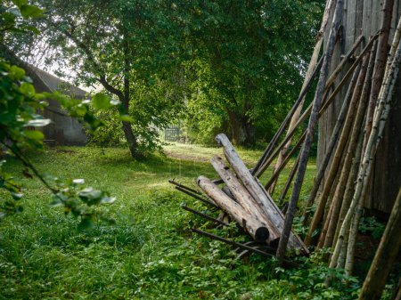 Foto de Antigua cerca de madera en el jardín del campo con tablones podridos - Imagen libre de derechos
