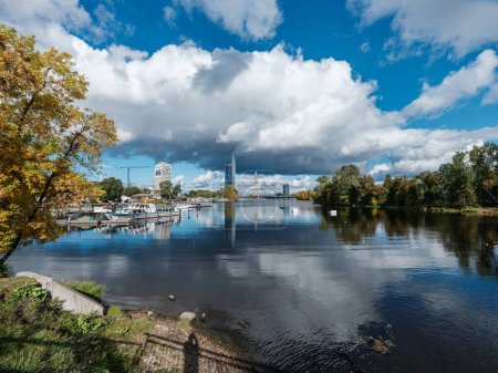 Téléchargez les photos : Vue panoramique de la ville de Riga en Lettonie sur le fleuve Daugava - en image libre de droit