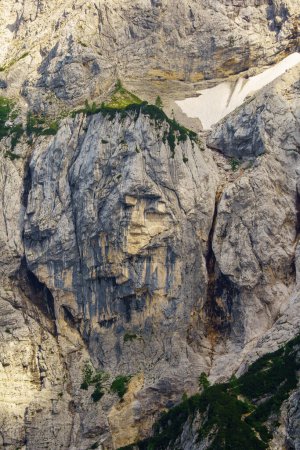 Téléchargez les photos : Grande falaise rocheuse blanche dans la région montagneuse de Slovaquie tatra - en image libre de droit