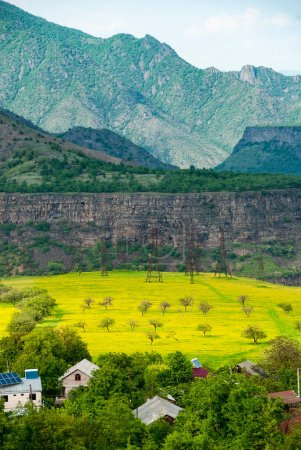 Ciudad de Alaverdi en la provincia de Lori, Armenia, ubicada en las laderas del cañón del río Debed. Hermoso paisaje de montaña primavera.