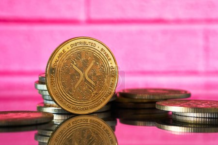Gros plan de Litecoin d'or crypto-monnaie entourée de plus de pièces