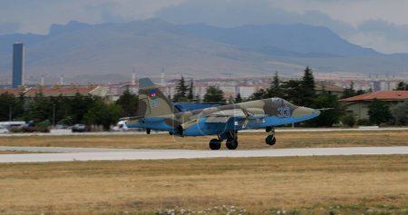 Foto de Konya Turquía JUNIO, 29, 2022 Aviones de combate. Vista lateral con espacio de copia. Sukhoi Su-25 Frogfoot de la Fuerza Aérea de Azerbaiyán - Imagen libre de derechos