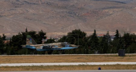 Foto de Konya Turkey JUNIO, 29, 2022 Avión militar en colores marrones perfectamente camuflado con fondo de montaña desértico. Copiar espacio. Sukhoi Su-25 Frogfoot de la Fuerza Aérea de Azerbaiyán - Imagen libre de derechos