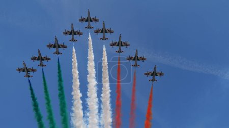 Foto de Ghedi Italia SEPTIEMBRE, 8, 2022 Bandera de Italia dibujada en el cielo azul por el equipo acrobático. Copiar espacio. Aermacchi MB-339 de Frecce Tricolori Equipo Aerobático de la Fuerza Aérea Italiana - Imagen libre de derechos