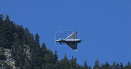 Téléchargez les photos : Mollis, Suisse, 19 août 2023 : Avion militaire Eurofighter Typhon avec espace de copie, ascendant, adapté à des thèmes tels que la réponse rapide, les capacités des avions de chasse et l'état de préparation de la force aérienne. - en image libre de droit