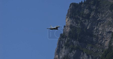Téléchargez les photos : Mollis, Suisse, 19 août 2023 : Un Eurofighter Typhon allemand s'élève avec élégance dans un décor montagneux spectaculaire, affichant l'agilité de cet avion de chasse avancé. - en image libre de droit