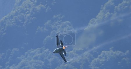 Téléchargez les photos : Mollis Suisse 19 août 2023 : Avion de combat volant à haute vitesse à basse altitude au-dessus de la forêt verte. Espace de copie. Général Dynamics F-16 Faucon combattant de l'armée de l'air belge Viper Demo - en image libre de droit