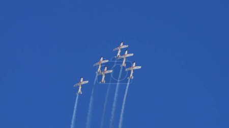 Téléchargez les photos : Pula Croatie 23 mars 2024 : L'équipe krila oluje des forces aériennes croates exécute des vols de précision avec des avions d'entraînement - en image libre de droit