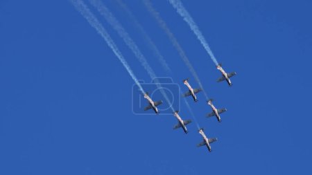 Téléchargez les photos : Pula Croatie 23 mars 2024 : Krila oluje, l'équipe de voltige de l'armée de l'air croate, effectue une formation volante avec des sentiers de fumée - en image libre de droit