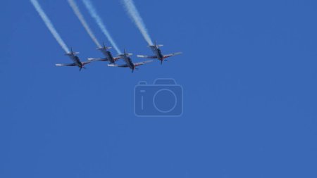 Téléchargez les photos : Pula Croatie 23 mars 2024 : Affichage frappant des avions à hélices militaires en formation serrée, mettant en valeur l'expertise aérienne avec amplement d'espace de copie - en image libre de droit