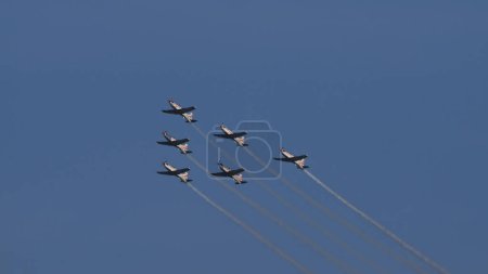 Téléchargez les photos : Pula Croatie 23 mars 2024 : Vol de précision par krila oluje, l'équipe de voltige aérienne de l'armée de l'air croate, avec amplement d'espace de copie - en image libre de droit