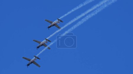 Téléchargez les photos : Pula Croatie 23 Mars 2024 : Pilatus pc-9 avions de l'équipe de voltige aérienne krila oluje performant dans le ciel - en image libre de droit