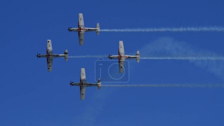 Téléchargez les photos : Pula Croatie 23 mars 2024 : Vol de précision de l'équipe acrobatique de krila oluje effectuant des acrobaties aériennes dans le ciel - en image libre de droit