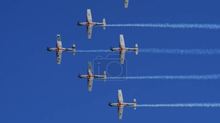 Téléchargez les photos : Pula Croatie 23 mars 2024 : L'équipe de voltige effectue un survol serré de la formation avec des traînées vibrantes contre un ciel bleu clair - en image libre de droit