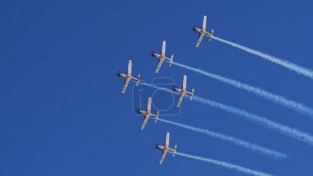 Téléchargez les photos : Pula Croatie 23 mars 2024 : Avions d'hélice militaires en parfaite formation avec fumée traînante contre un ciel dégagé - en image libre de droit