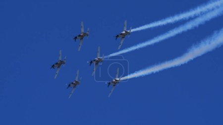 Téléchargez les photos : Pula Croatie 23 mars 2024 : Formation parfaite d'avions à hélices militaires avec fumée traînante contre un ciel bleu clair - en image libre de droit