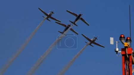 Téléchargez les photos : Pula Croatie 23 mars 2024 : Krila oluje, l'équipe acrobatique de l'armée de l'air croate, effectue un vol de formation de précision - en image libre de droit