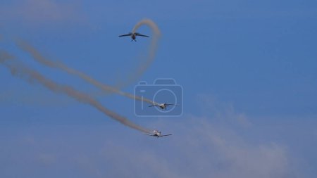 Téléchargez les photos : Pula Croatie 23 Mars 2024 : Pilatus pc-9 avions de l'armée de l'air croate effectuer une manœuvre de voltige dynamique avec des pistes de fumée contre un ciel bleu clair - en image libre de droit