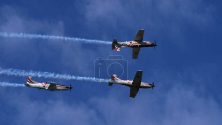 Foto de Pula Croacia 23 de marzo de 2024: Pilatus pc-9 aviones de la fuerza aérea croata realizando patrones de vuelo acrobáticos contra un cielo azul claro - Imagen libre de derechos