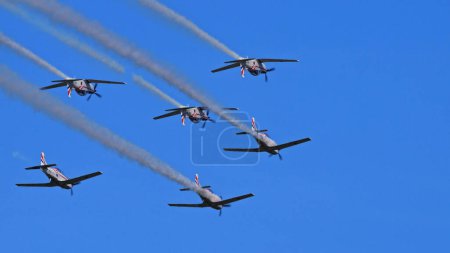 Téléchargez les photos : Pula Croatie 23 mars 2024 : L'équipe croate de voltige aérienne krila oluje effectue une formation de vol avec des pistes de fumée - en image libre de droit