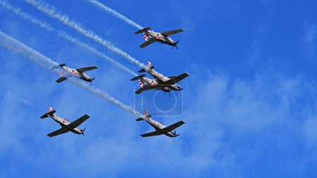 Téléchargez les photos : Pula Croatie 23 Mars 2024 : Pula Croatie 23 Mars 2024 : Pilatus pc-9 avions de l'armée de l'air croate krila oluje équipe effectuer avec des pistes de fumée contre un ciel bleu - en image libre de droit
