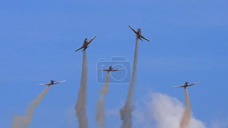Téléchargez les photos : Pula Croatie 23 mars 2024 : Pilatus pc-9 avion de l'équipe de voltige aérienne croate krila oluje affichant avec de la fumée contre un ciel dégagé - en image libre de droit