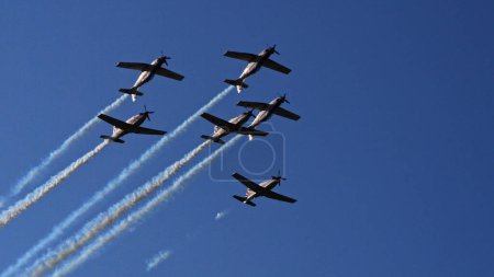 Téléchargez les photos : Pula Croatie 23 Mars 2024 : Pilatus pc-9 avions de l'armée de l'air croate acrobatie krila oluje volent avec des sentiers de fumée - en image libre de droit