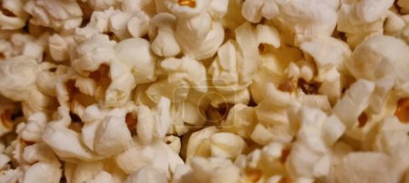 Makroaufnahme von Details und Textur von Popcorn, geeignet für lebensmittelbezogene Projekte