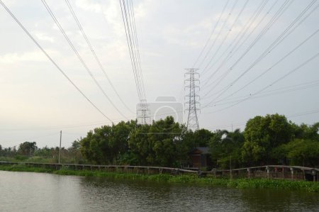 Téléchargez les photos : Lignes électriques à haute tension dans la rivière - en image libre de droit