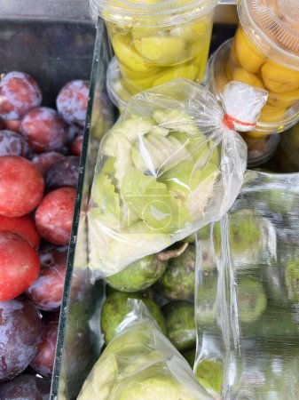 Foto de Frutas en escabeche en el mercado alimentario - Imagen libre de derechos