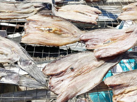 Téléchargez les photos : Dry tilapia fish for cooking - en image libre de droit