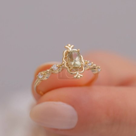 Bagues élégantes à portée de main : Superbes bijoux exposés sur les doigts pour les engagements, les mariages et la mode.