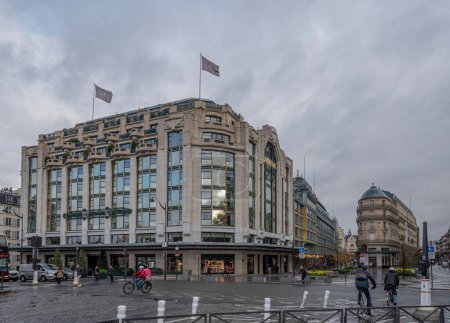 Téléchargez les photos : Le grand magasin La Samaritaine. Vue extérieure de la façade depuis le Pont Neuf - en image libre de droit