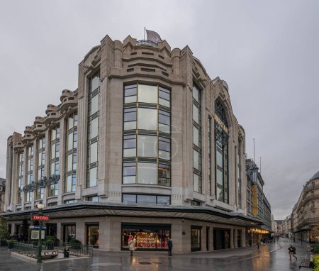 Téléchargez les photos : Le grand magasin La Samaritaine. Vue extérieure de la façade depuis le Pont Neuf - en image libre de droit