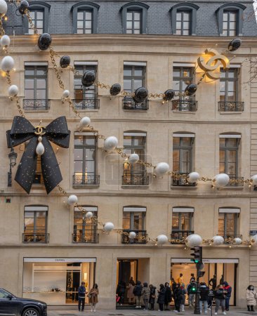 Foto de Vista de la fachada de Coco Chanel con decoración navideña - Imagen libre de derechos