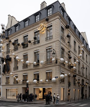 Foto de Vista de la fachada de Coco Chanel con decoración navideña - Imagen libre de derechos