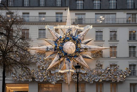 Foto de Vista de la fachada de Christian Dior Paris con decoración navideña - Imagen libre de derechos