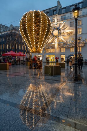 Foto de Vista de la fachada de Christian Dior Paris con decoración navideña en una noche lluviosa - Imagen libre de derechos