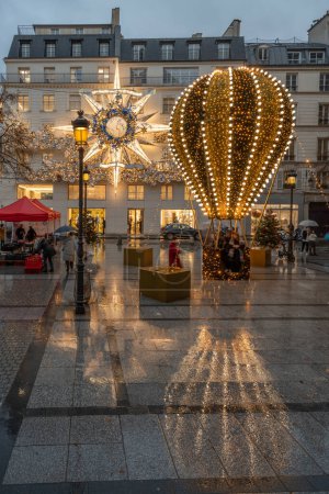 Foto de Vista de la fachada de Christian Dior Paris con decoración navideña en una noche lluviosa - Imagen libre de derechos