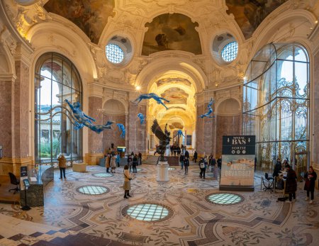 Foto de Museo de Bellas Artes de la Ciudad de París. Vista de la escultura dentro del Petit Palais - Imagen libre de derechos