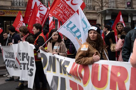 Foto de París, Francia - 02 11 2023: Huelga. Manifestación en París contra el proyecto de reforma de las pensiones - Imagen libre de derechos