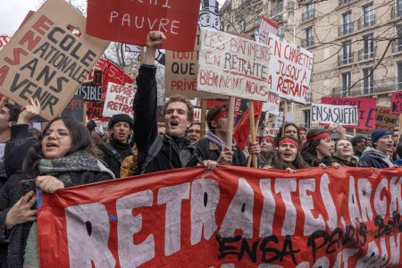 Foto de París, Francia - 03 07 2023: Huelga. Manifestación en París contra el proyecto de reforma de las pensiones - Imagen libre de derechos