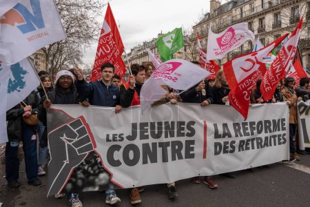 Foto de París, Francia - 03 11 2023: Huelga. Manifestación en París contra el proyecto de reforma de las pensiones - Imagen libre de derechos