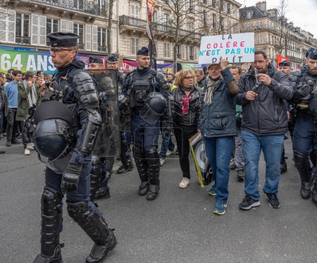 Foto de París, Francia - 03 23 2023: Huelga. Manifestación en París contra el proyecto de reforma de las pensiones - Imagen libre de derechos