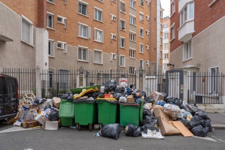 Foto de París, Francia - 03 26 2023: Los basureros abandonados en la carretera pública, tras la huelga de los recolectores de basura - Imagen libre de derechos
