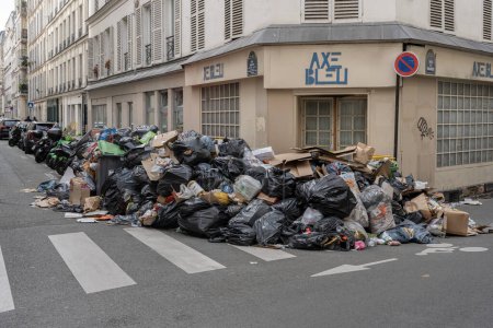 Téléchargez les photos : Paris, France - 03 28 2023 : Poubelles laissées sur la voie publique, suite à la grève des éboueurs - en image libre de droit