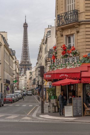 Foto de París, Francia - 03 28 2023: Calle Saint-Dominique: Vista de un famoso bar y la Torre Eiffel al fondo - Imagen libre de derechos
